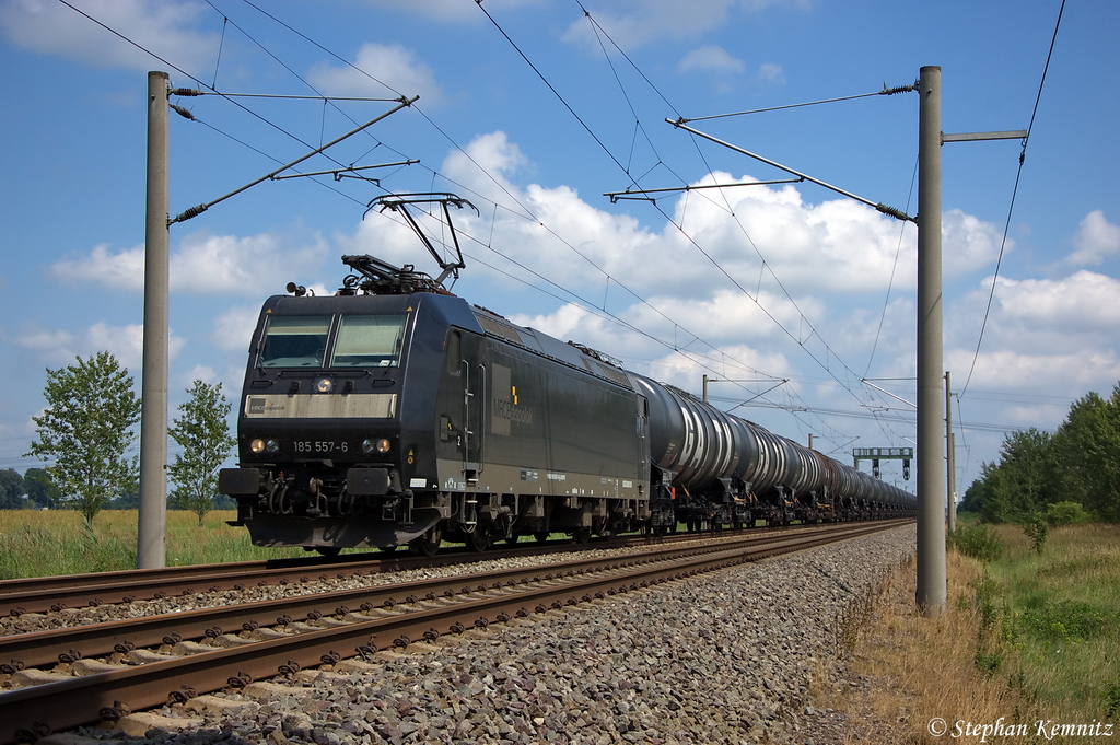 185 557-6 MRCE Dispolok GmbH fr CFL Cargo Deutschland GmbH mit einem GATX Kesselzug  Dieselkraftstoff oder Gasl oder Heizl (leicht)  bei Nennhausen und fuhr in Richtung Rathenow weiter. 06.07.2012