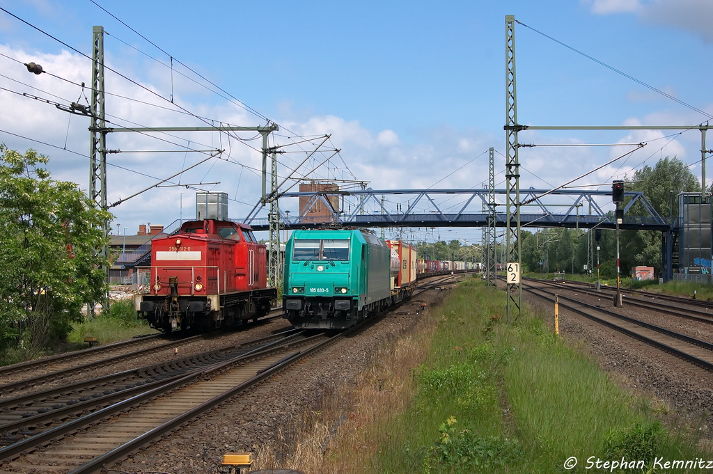185 633-5 ITL - Eisenbahngesellschaft mbH mit einem Containerzug in Brandenburg und fuhr in Richtung Magdeburg weiter. 04.06.2013