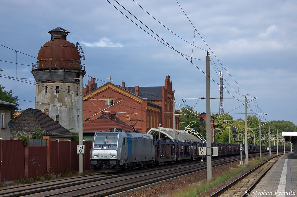 185 692-1 Railpool GmbH fr RTB - Rurtalbahn Cargo GmbH mit leeren Autotransportzug in Rathenow und fuhr in Richtung Stendal weiter. 28.06.2012