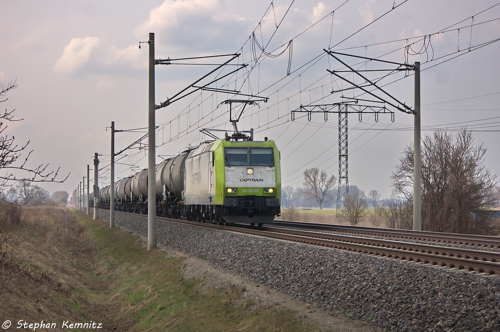 185-CL 005 (185 505-5) Captrain Deutschland GmbH fr ITL Eisenbahn GmbH mit einem Kesselzug  Umweltgefhrdender Stoff, flssig  in Vietznitz und fuhr in Richtung Nauen weiter. 16.04.2013