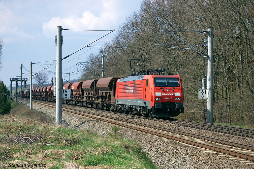 189 061-5 mit einem gemischtem Gterzug bei Nennhausen und fuhr in Richtung Wustermark weiter. 14.04.2012