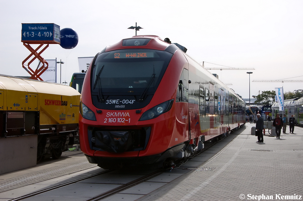 2 160 102-1 ist ein Triebzug von der Firma Newag und wird fr die S-Bahn Warschau (SKM - Szybka Kolej Miejska w Warszawie) genutzt und wurde auf der InnoTrans 2012 in Berlin gezeigt. 21.09.2012