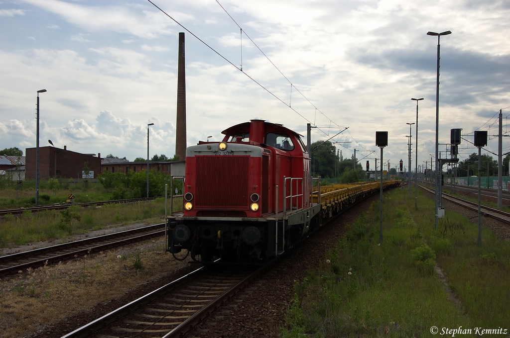 212 323-0 DB Fahrwegdienste GmbH mit einem Res Ganzzug in Rathenow und fuhr in Richtung Wustermark weiter. 07.06.2012