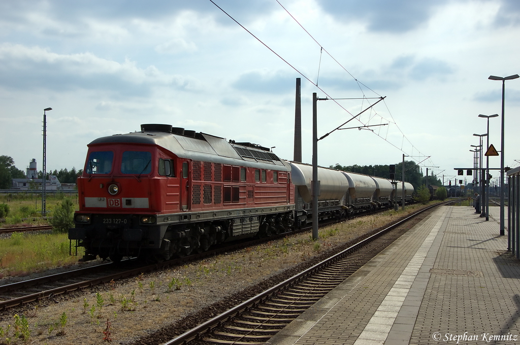 233 127-0 DB Schenker Rail Deutschland AG mit einem gemischtem Gterzug aus Brandenburg Altstadt in Rathenow und fuhr nach etwa 50min weiter in Richtung Wustermark. 13.06.2012