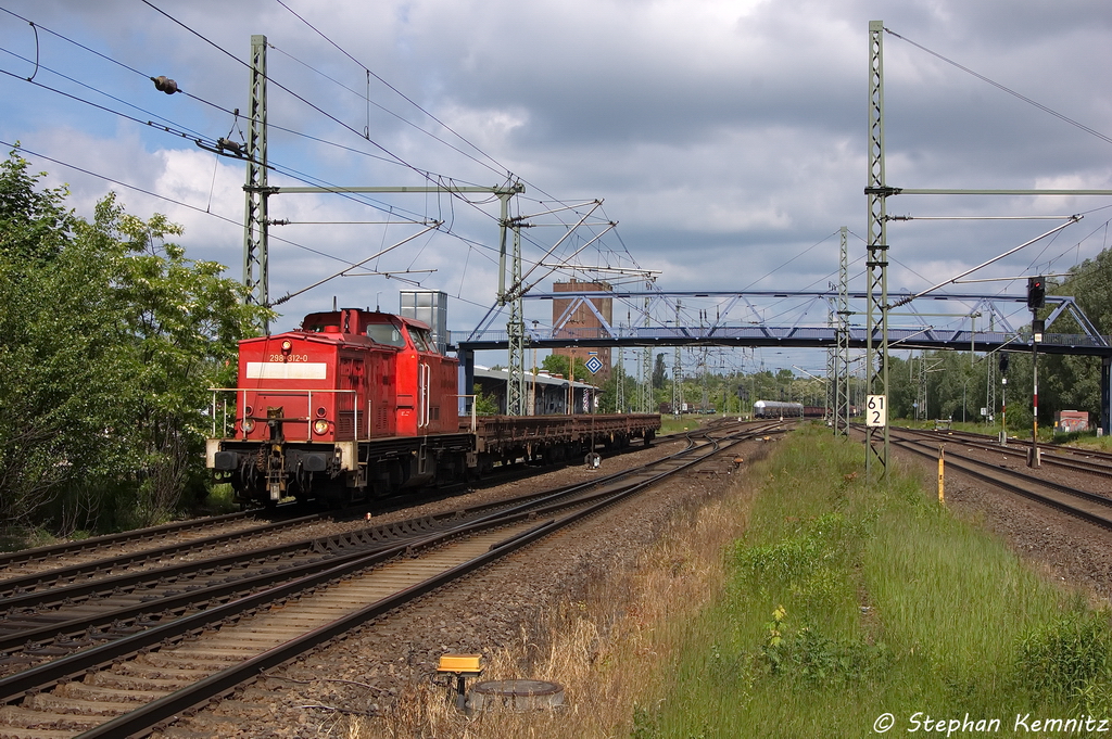 298 312-0 DB Schenker Rail Deutschland AG mit einem kurzem Res Ganzzug in Brandenburg und fuhr in Richtung Magdeburg weiter. 04.06.2013