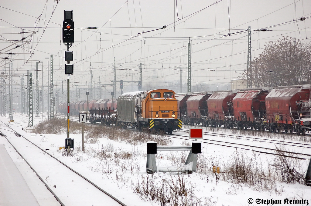 345 228-1 CLR - Cargo Logistik Rail Service GmbH mit einem kurzem Güterzug am Magdeburger Hbf in Richtung Magdeburg-Neustadt unterwegs. 22.12.2010
