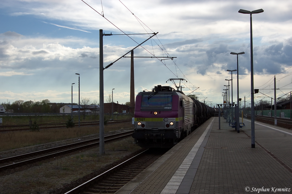 37027 DE - Dortmunder Eisenbahn GmbH mit einem Kesselzug  Benzin oder Ottokraftstoffe  in Rathenow und fuhr in Richtung Wustermark weiter. 20.04.2012