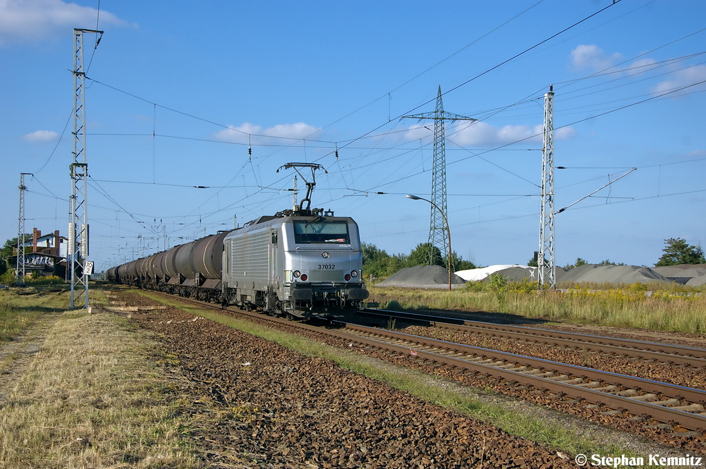 37032 akiem fr CTL Logistics GmbH mit einem Kesselzug  Umweltgefhrdender Stoff, flssig  in Satzkorn und fuhr in Richtung Golm weiter. 04.09.2012