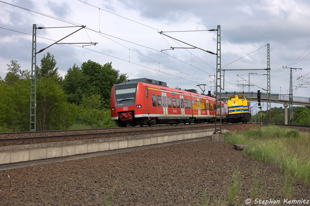 425 502-2 als RB30 (RB 17822) von Schnebeck-Bad Salzelmen nach Wittenberge in Stendal(Wahrburg). Am Signal stand die Lok 03 (202 494-1) KCL - KUBE CON logistics GmbH und fuhr dann zur Tankstelle weiter. 24.05.2013