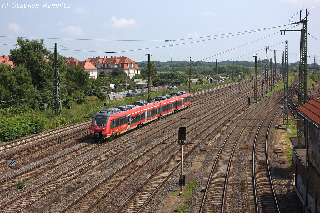 442 262-2 fr den rsx - Rhein Sieg Express kam an der S-Bahnhof Steintorbrcke vorbei und fuhr in Richtung Haller Hauptbahnhof weiter. 06.07.2013