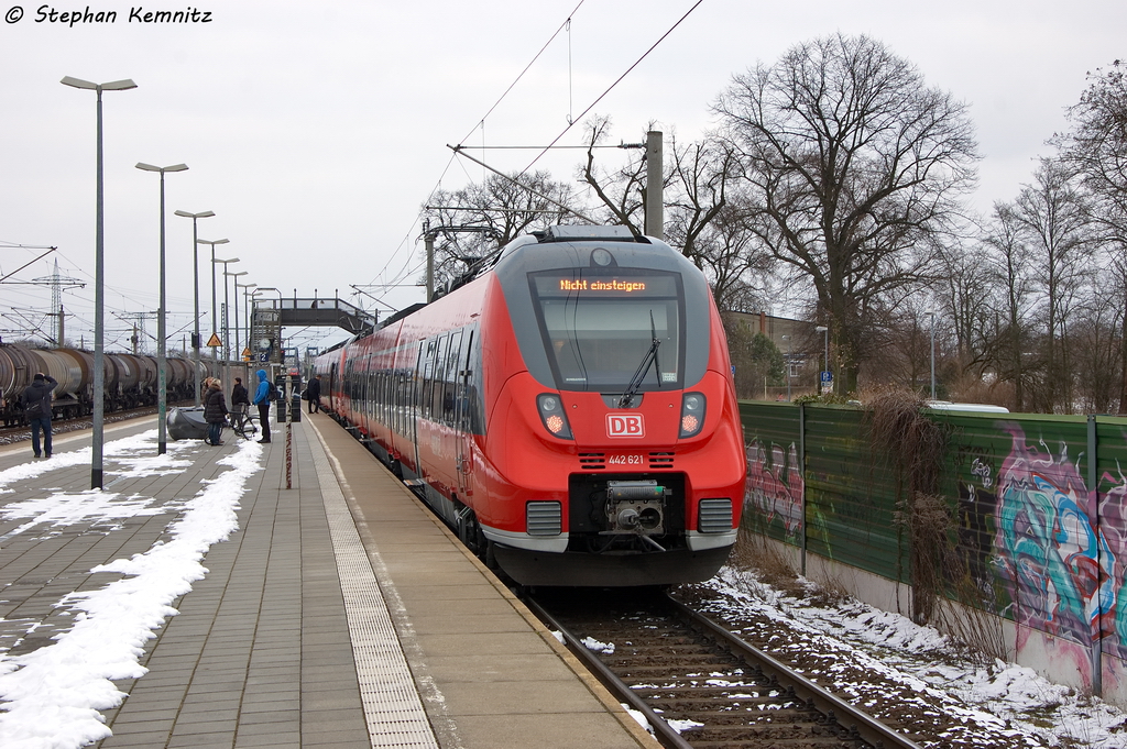 442 621-9 und eine weitere 442er Garnitur als RB21 (RB 18672) von Berlin Friedrichstrae nach Wustermark in Wustermark. Sie gingen dann in Abstellung. 21.02.2013