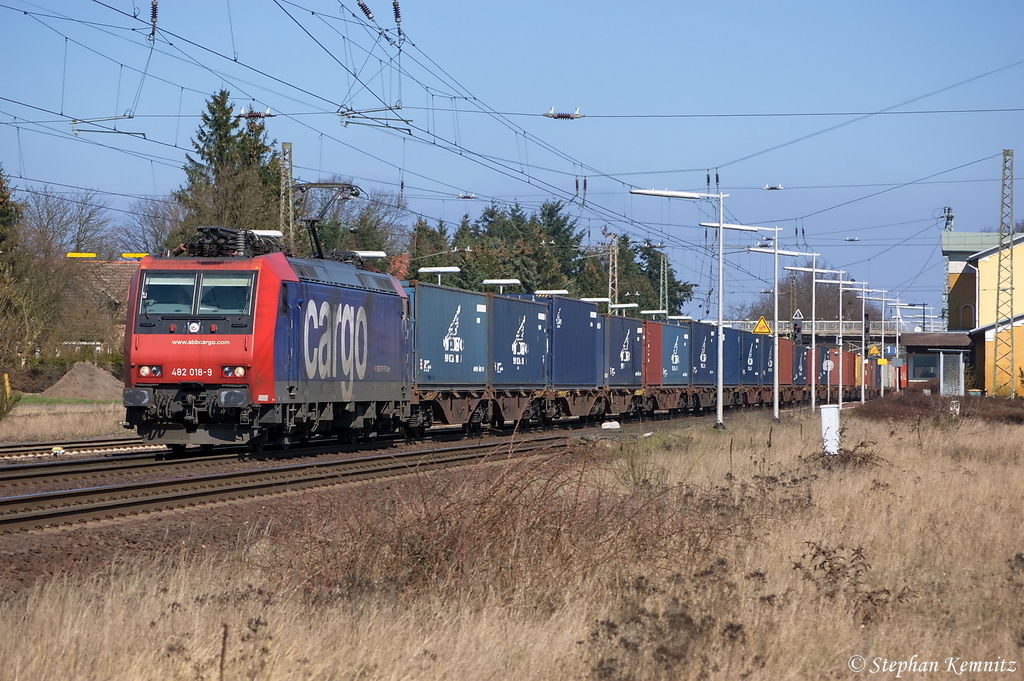 482 018-9 SBB Cargo International mit einem Containerzug in Suderburg in Richtung Celle unterwegs. 23.03.2012