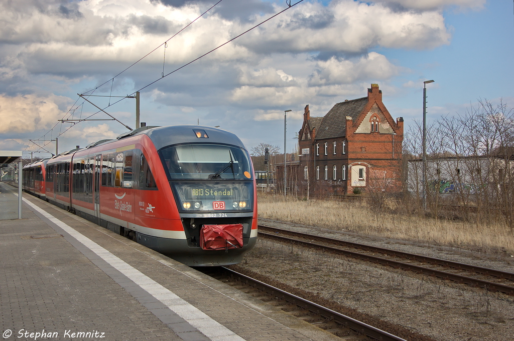 642 724-8 & 642 673-7 als RB13 (RB 17966) von Rathenow nach Stendal, bei der Ausfahrt in Rathenow. 13.04.2013