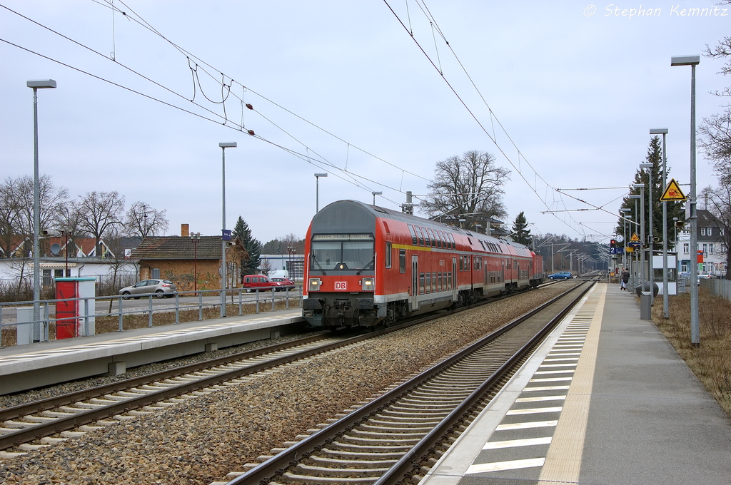 Am Haltepunkt Bestensee steht die RB14 (RB 18567) von Berlin-Schnefeld Flughafen nach Senftenberg und geschoben hatte die 143 849-8. 08.03.2013