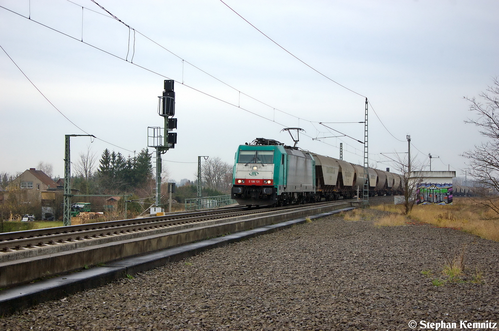 E 186 131 (186 131-9) Alpha Trains fr ITL Eisenbahn GmbH mit einem Getreidezug in Stendal(Wahrburg) und fuhr in Richtung Magdeburg weiter. 23.11.2012