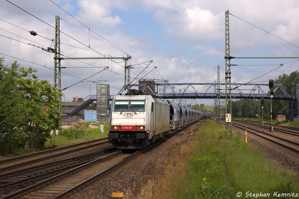 E 186 237 LTE Netherlands B.V. mit einem Getreidezug in Brandenburg und fuhr in Richtung Magdeburg weiter. 04.06.2013