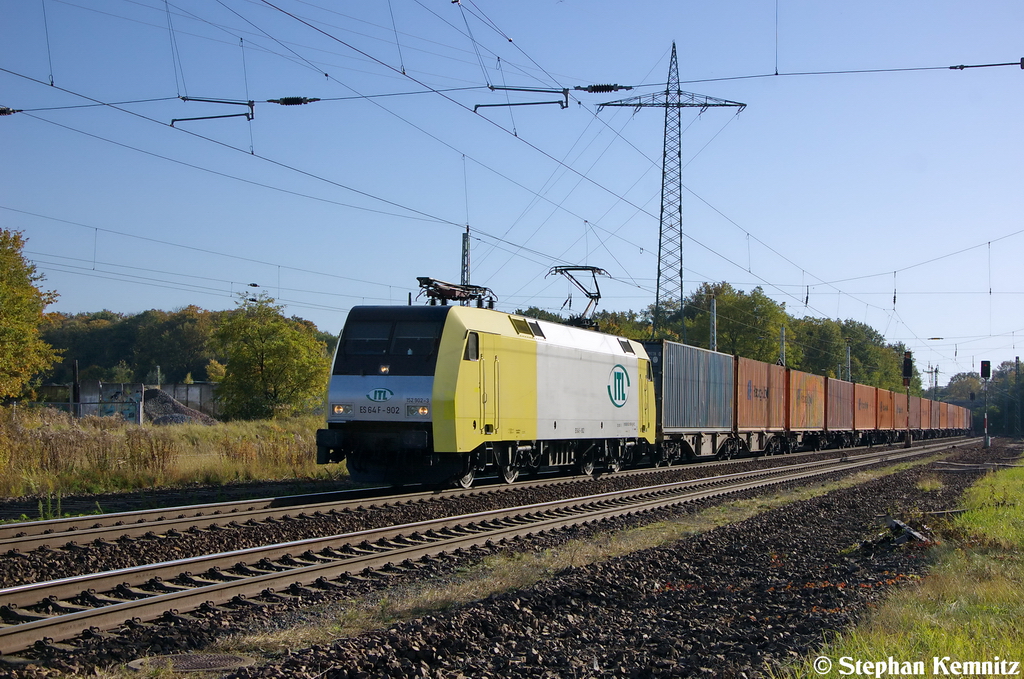 ES 64 F - 902 (152 197-0) ITL Eisenbahn GmbH mit einem Containerzug in Satzkorn und fuhr in Richtung Priort weiter. 19.10.2012