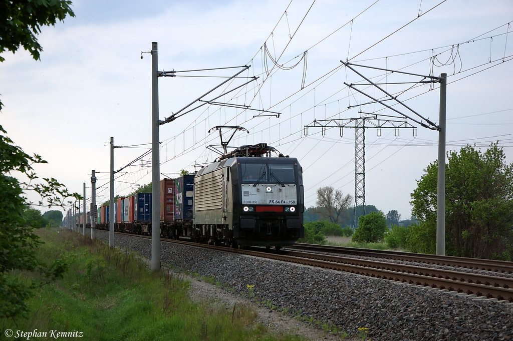 ES 64 F4 - 158 (189 158-9) MRCE Dispolok GmbH fr DB Schenker Rail Deutschland AG mit einem Containerzug in Vietznitz, in Richtung Paulinenaue weiter gefahren. 08.05.2012