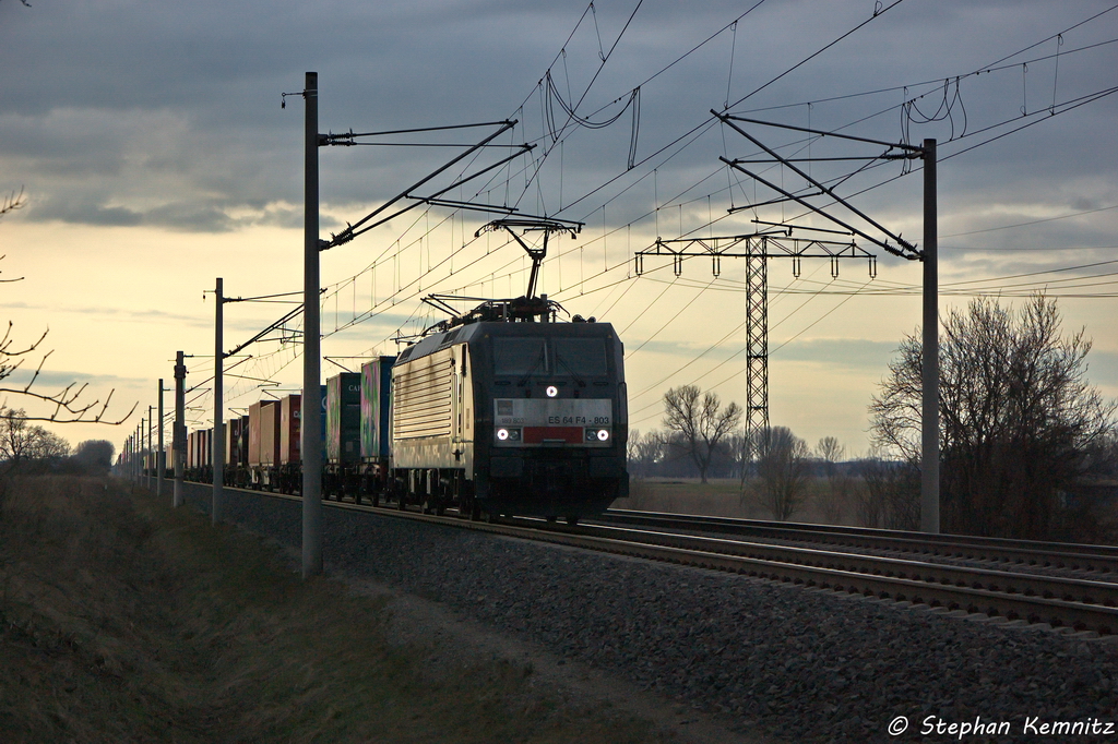 ES 64 F4 - 803 (189 803-0) MRCE Dispolok GmbH fr DB Schenker Rail Deutschland AG mit einem Containerzug in Vietznitz und fuhr in Richtung Nauen weiter. 14.04.2013