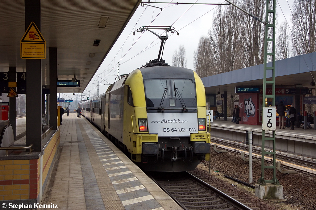 ES 64 U2 - 011 (182 511-6) MRCE Dispolok GmbH fr ODEG - Ostdeutsche Eisenbahn GmbH mit dem RE4 (RE 37316) von Ludwigsfelde nach Rathenow in Berlin Jungfernheide. Gezogen hatte die ES 64 U2 - 029 (182 529-8). 20.12.2012
