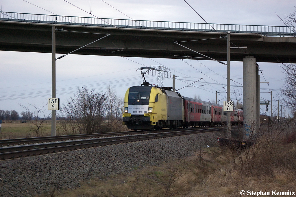 ES 64 U2 - 011 (182 511-6) MRCE Dispolok GmbH fr ODEG - Ostdeutsche Eisenbahn GmbH mit dem RE4 (RE 37318) von Ludwigsfelde nach Rathenow bei Nennhausen. 31.12.2012 