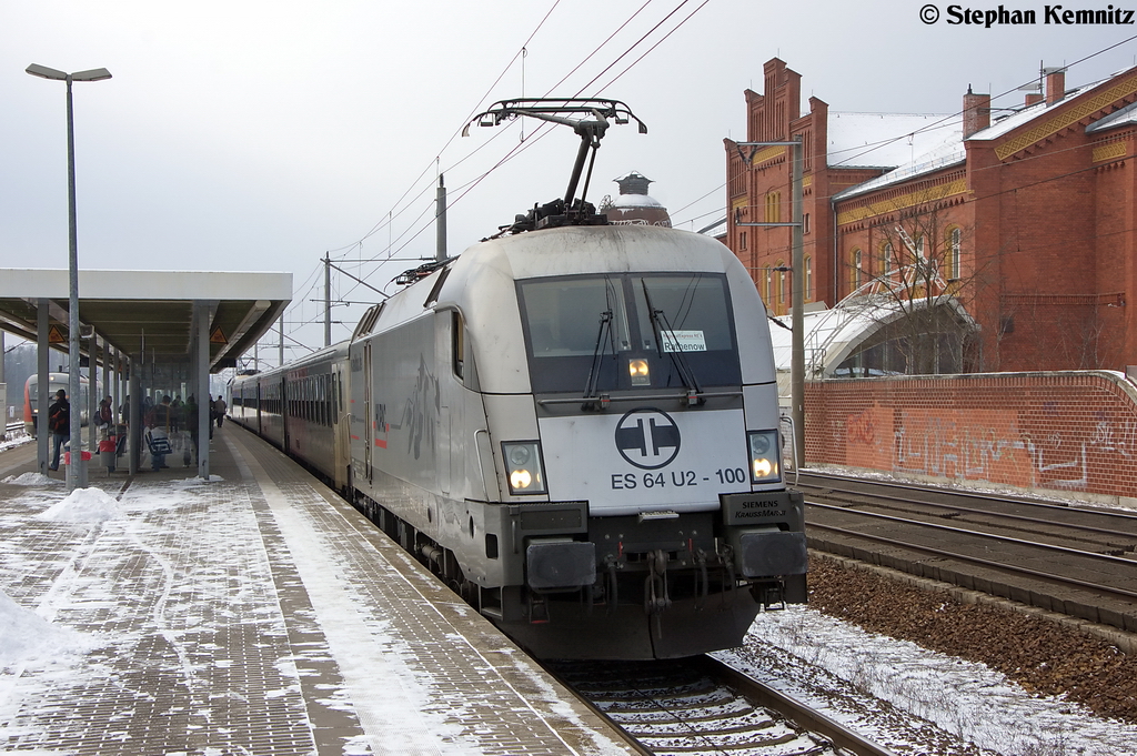 ES 64 U2 - 100 (182 600-7) Hupac fr ODEG - Ostdeutsche Eisenbahn GmbH mit dem RE4 (RE 37319) von Rathenow nach Ludwigsfelde in Rathenow. 15.01.2013