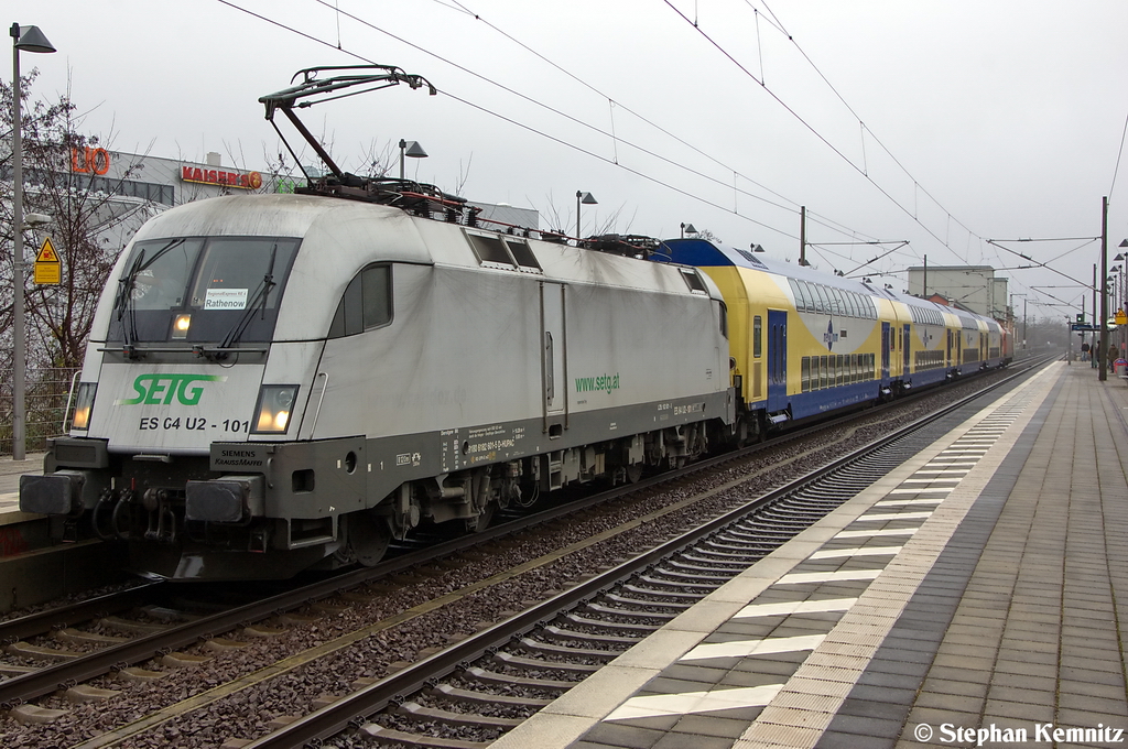 ES 64 U2 - 101 (182 601-5) Hupac fr ODEG - Ostdeutsche Eisenbahn GmbH mit dem RE4 (RE 37318) von Ludwigsfelde nach Rathenow in Berlin-Lichterfelde Ost. 08.01.2013