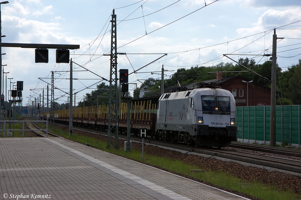 ES 64 U2 - 102 (182 602-3) HUPAC fr Raildox GmbH & Co. KG mit leeren Holzzug in Rathenow und fuhr in Richtung Wustermark weiter. 17.06.2012