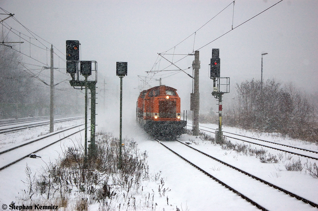 LOCON 210 (212 275-2) & LOCON 211 (293 502-1) LOCON LOGISTIK & CONSULTING AKTIENGESELLSCHAFT kamen bei starken Schneefall durch Rathenow gefahren und fuhren in Richtung Stendal weiter. 09.12.2012