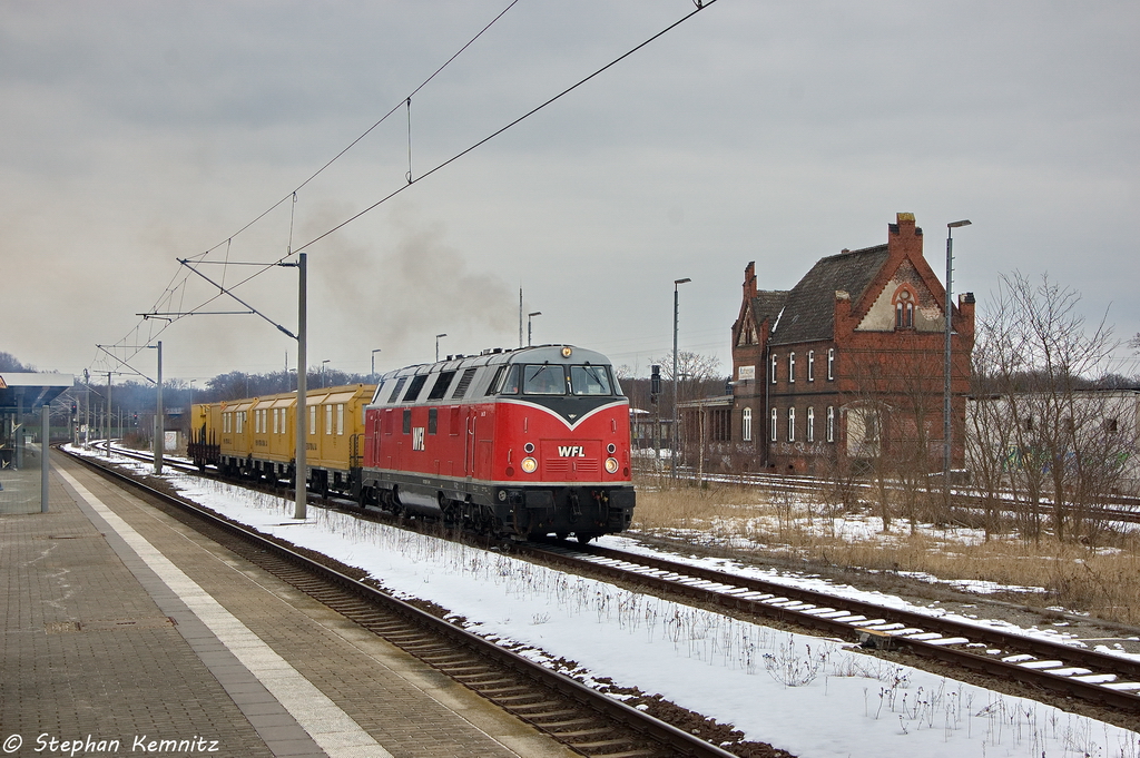 Lok 20 (228 501-3) WFL - Wedler & Franz Lokomotivdienstleistungen GbR, hatte einen Speno Arbeitszug nach Rathenow gebracht. 02.04.2013
