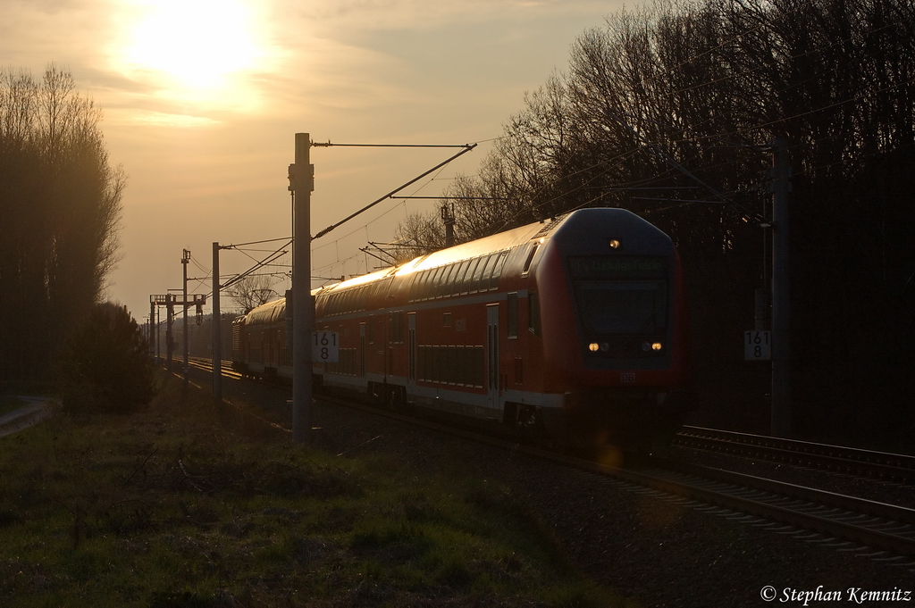 RE4 (RE 37335) von Rathenow nach Ludwigsfelde, bei Nennhausen und geschoben hatte die 112 105. 14.04.2012