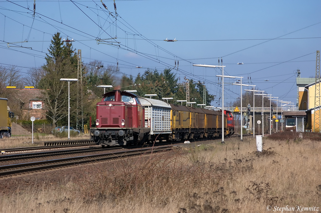 V 100 2335 (213 335-3) NeSA Eisenbahn-Betriebsgesellschaft Neckar-Schwarzwald-Alb mbH mit einem Bauzug in Suderburg in Richtung Celle unterwegs. Hinter hing noch die Chemion 08 am Zug. 23.03.2012