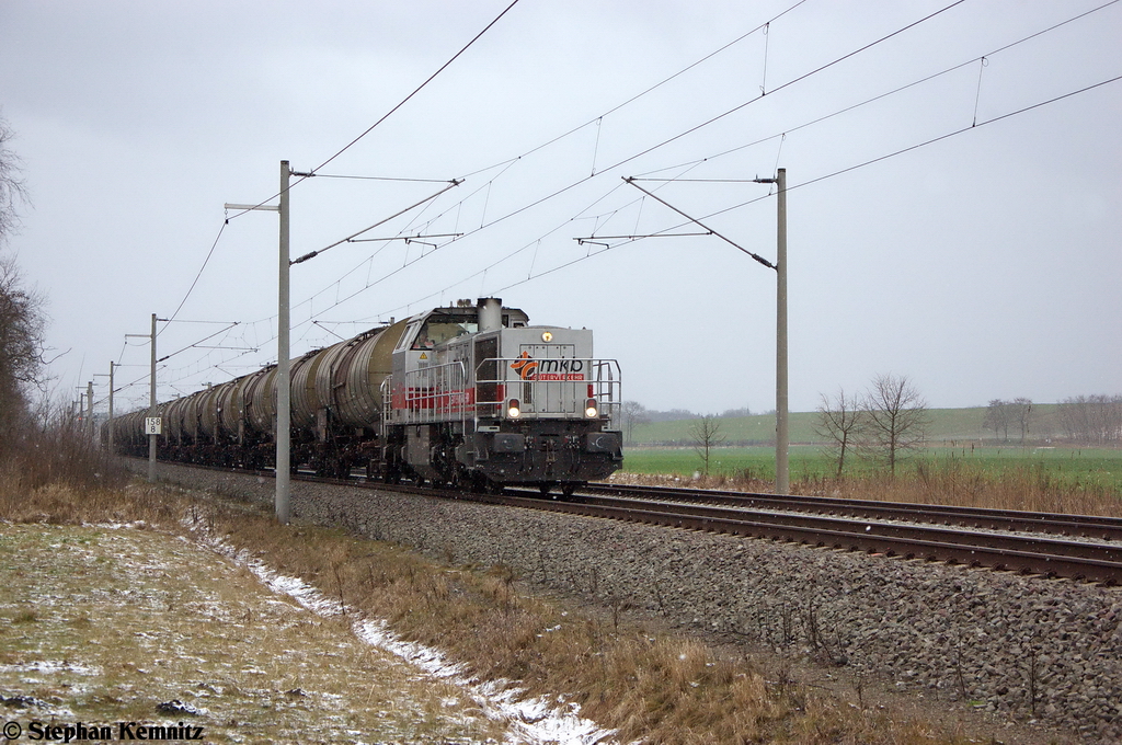V 19 (277 808-2) mkb - Mindener Kreisbahnen GmbH mit einem Kesselzug  Xylole  bei Nennhausen und fuhr in Richtung Wustermark weiter. 11.01.2013