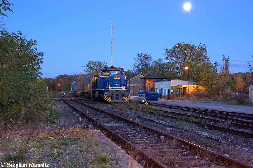 V 2102 (275 102-2) & 1116 911-7 (182 911-8) MWB - Mittelweserbahn GmbH stehen immer noch mit einem High Speed Grinding Schienenschleifzug in Rathenow abgestellt und lassen sich vom Mond an strahlen. 28.10.2012