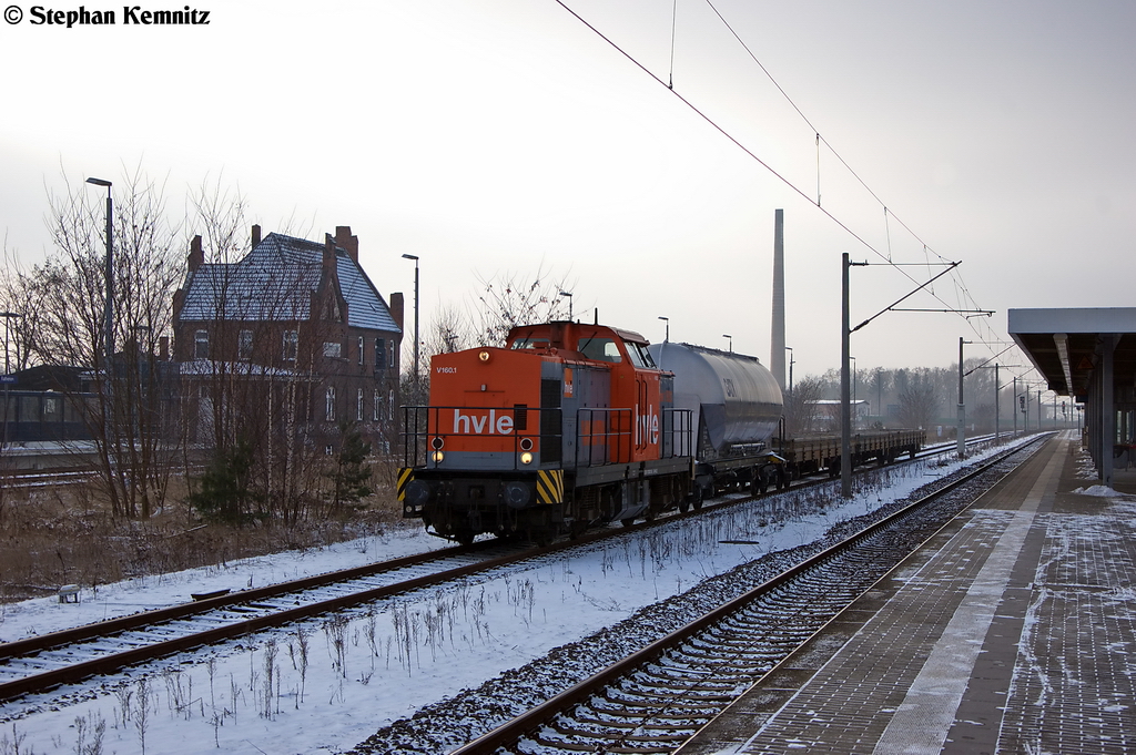V160.1 (203 012-0) hvle - Havellndische Eisenbahn AG mit einem kurzem Gterzug in Rathenow und fuhr in Richtung Wustermark weiter. 15.01.2013