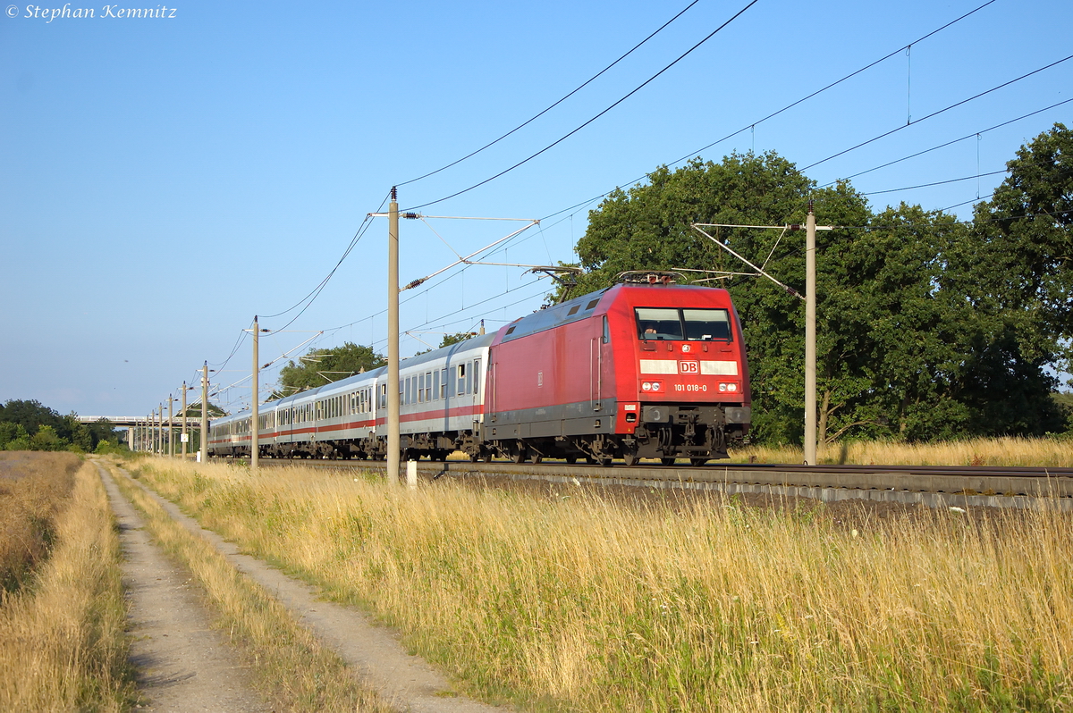 101 018-0 mit dem IC 1999 von Berlin Südkreuz nach Frankfurt(Main)Hbf, bei Rathenow. 06.07.2014