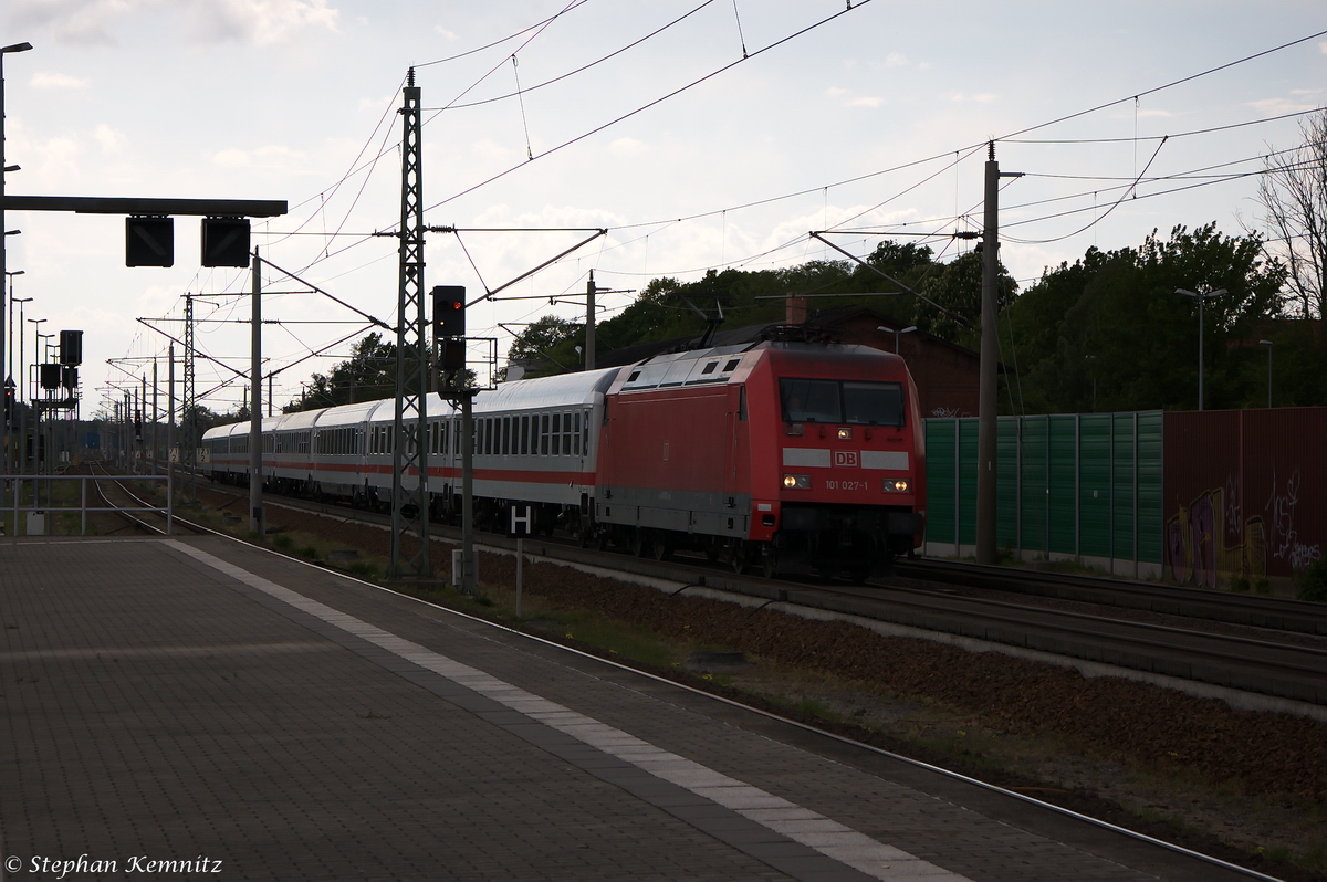 101 027-1 mit dem IC 2426  Urlaubsexpress Mecklenburg-Vorpommern  von Köln Hbf nach Ostseebad Binz in Rathenow. 09.05.2014