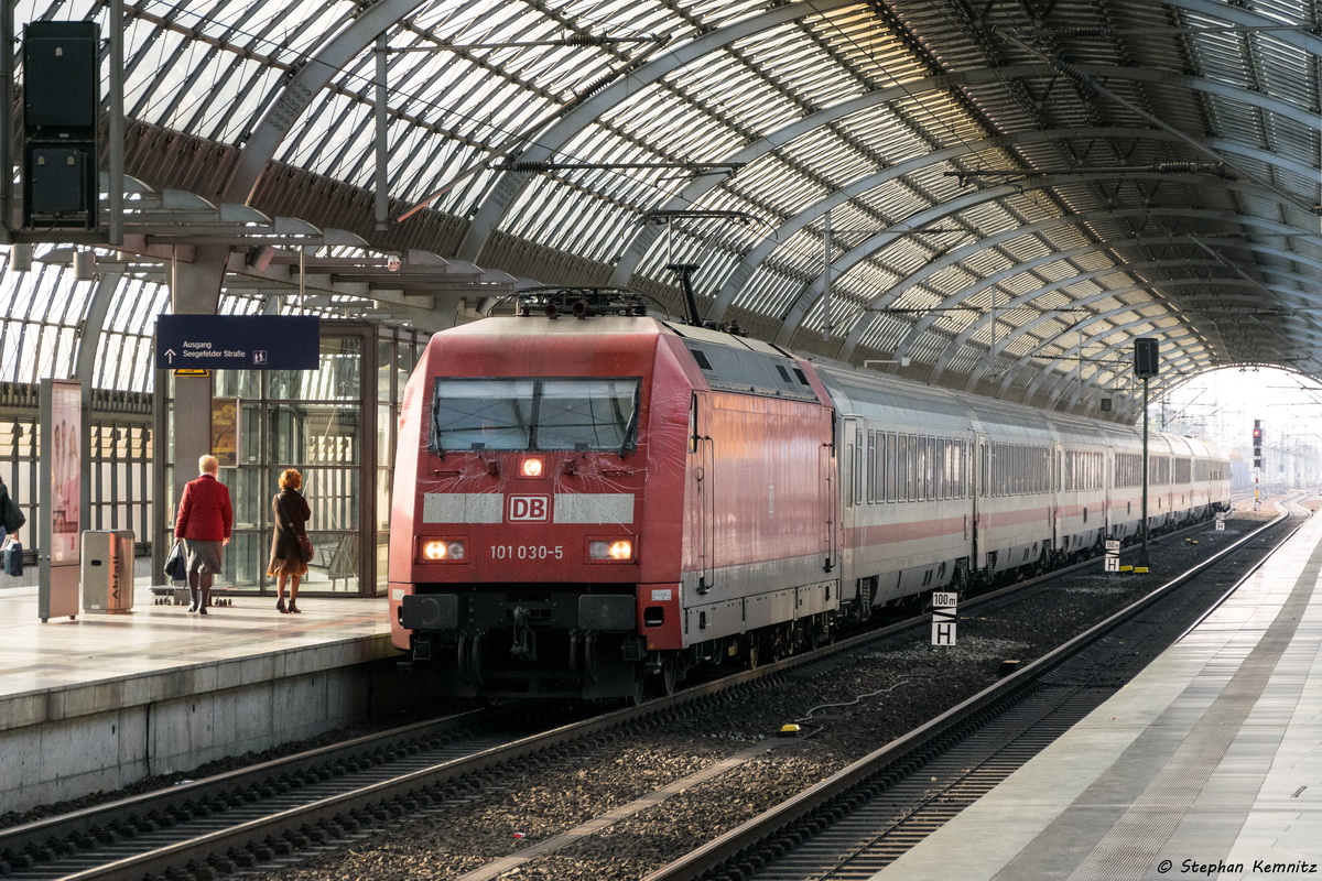 101 030-5 mit dem IC 143 von Amsterdam Centraal nach Berlin Südkreuz in Berlin-Spandau. 24.10.2015
