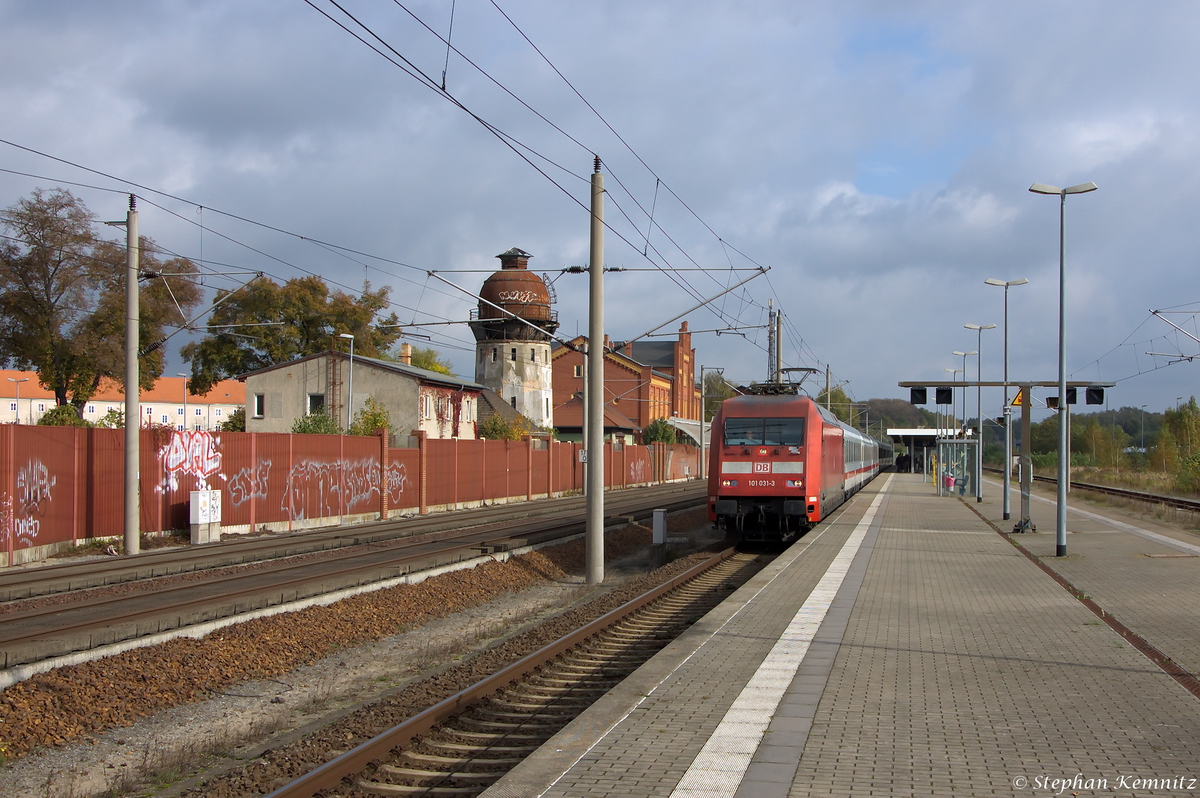 101 031-3 mit dem IC 1915 von Berlin Südkreuz nach Stuttgart Hbf, bei der Durchfahrt in Rathenow. 17.10.2014