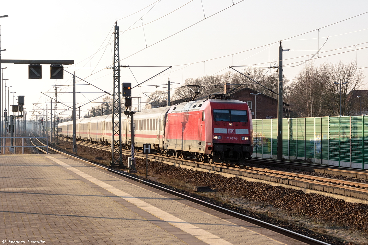 101 037-0 mit dem IC 143 von Amsterdam Centraal nach Berlin Ostbahnhof in Rathenow. 14.01.2018