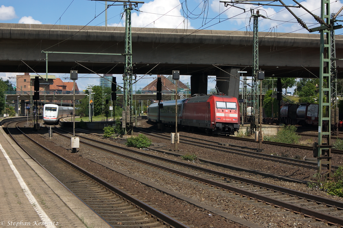 101 038-8 schob ihren IC 2220  Fehmarn  von Frankfurt(Main)Hbf nach Fehmarn-Burg in den Bahnhof Hamburg-Harburg. 12.07.2014