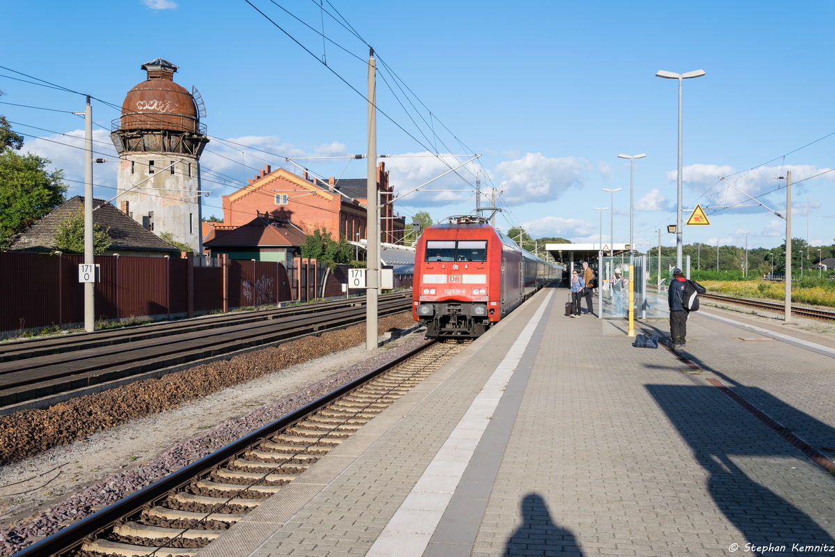101 039-6 mit dem IC 140 von Berlin Südkreuz nach Rheine, bei der Einfahrt in Rathenow. 27.09.2015
