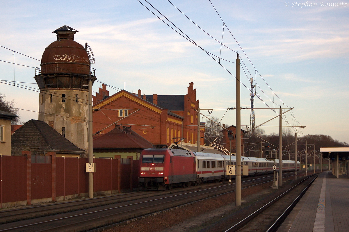 101 046-1 mit dem IC 142 von Berlin Ostbahnhof nach Amsterdam Centraal, bei der Durchfahrt in Rathenow. 07.01.2014