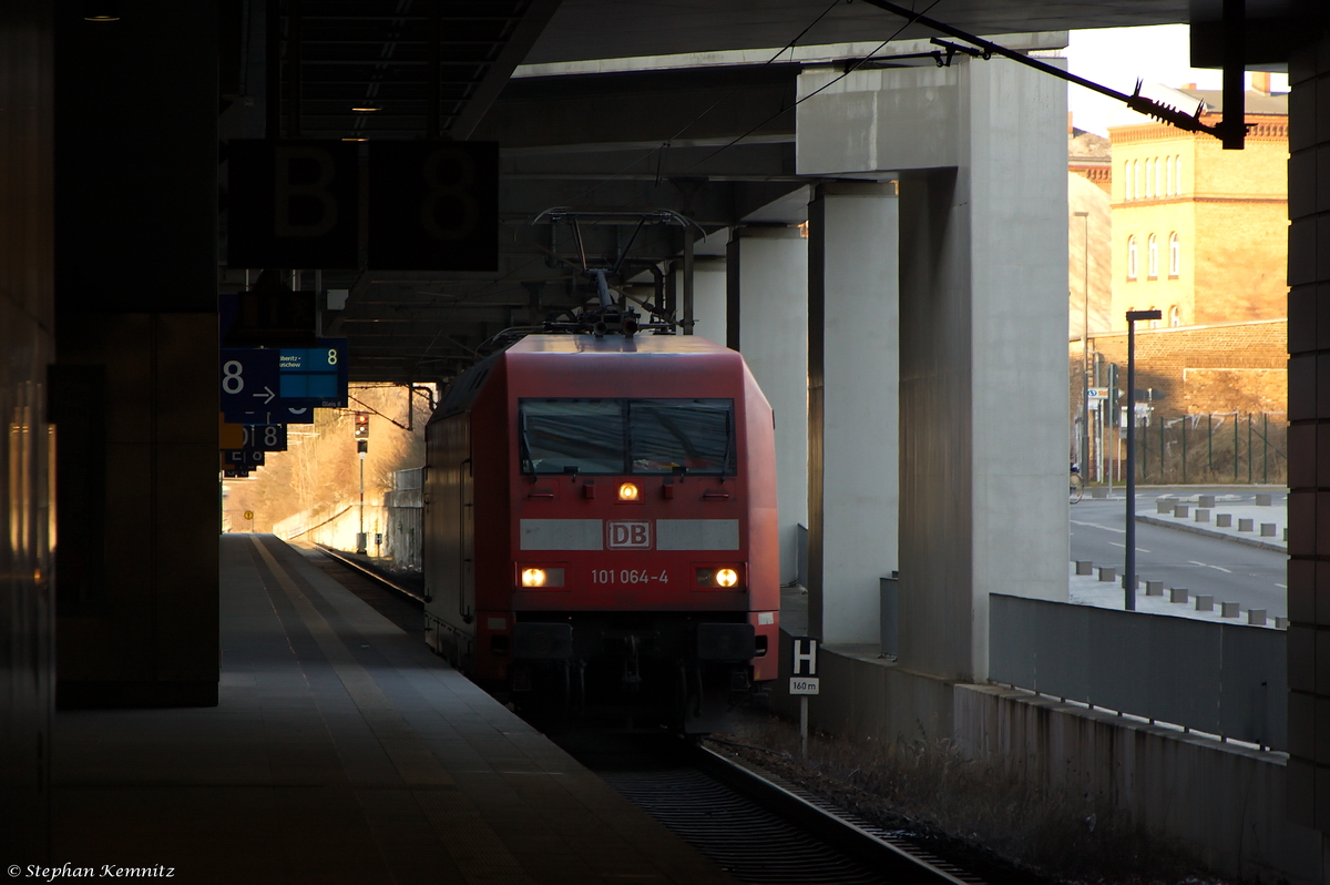 101 064-4 rangierte in Berlin Südkreuz ans andere Zugende des IC 1925. 27.02.2015