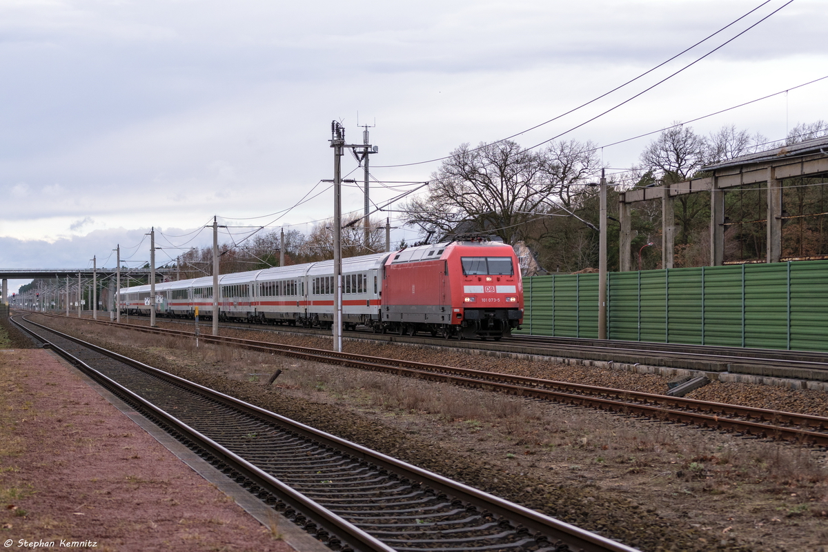 101 073-5 mit dem IC 143 von Amsterdam Centraal nach Berlin Ostbahnhof in Großwudicke. 08.02.2016