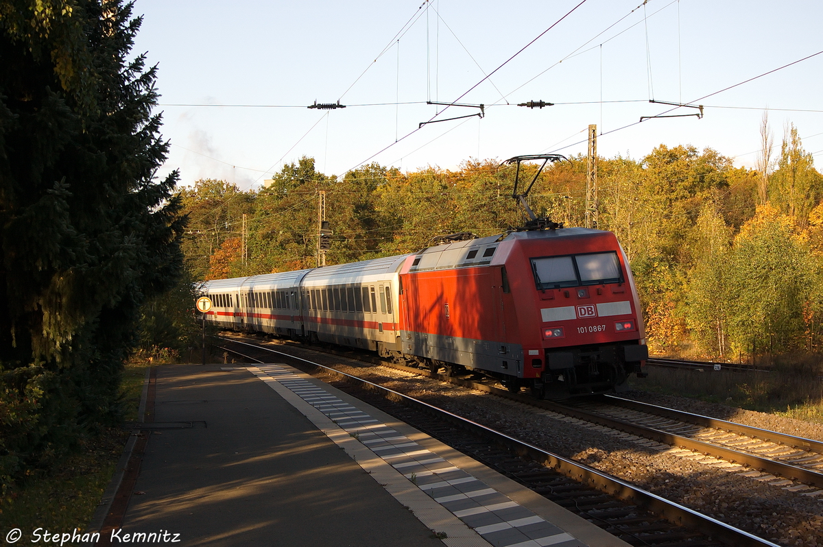 101 086-7 mit dem IC 2372 von Frankfurt(Main)Hbf nach Stralsund Hbf, bei der Ausfahrt aus Uelzen. 18.10.2013