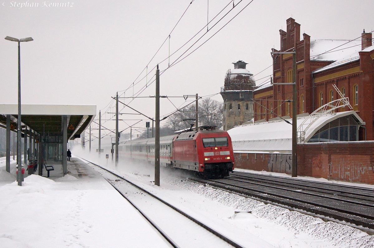 101 102-2 mit dem IC 2243 von Bad Bentheim nach Berlin Ostbahnhof, bei der Durchfahrt in Rathenow. 27.01.2014
