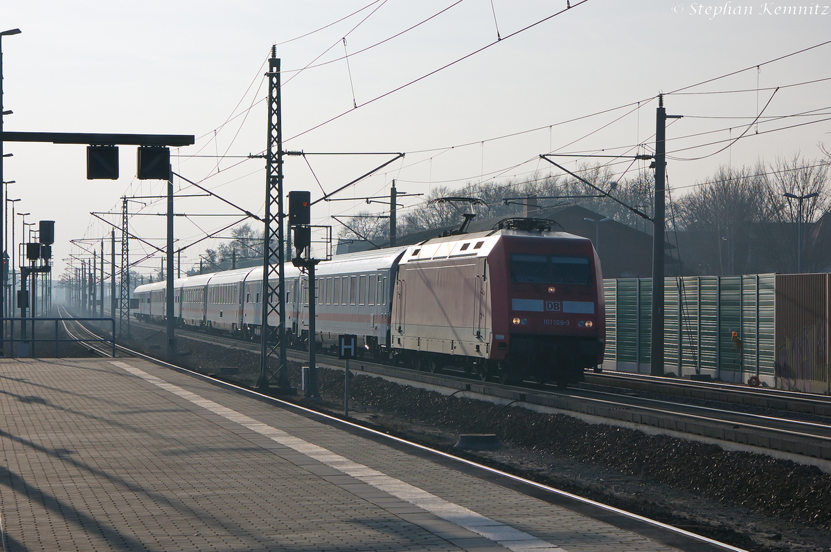 101 106-3 mit dem IC 1926 von Köln Hbf nach Berlin Südkreuz, bei der Durchfahrt in Rathenow. 07.03.2014
