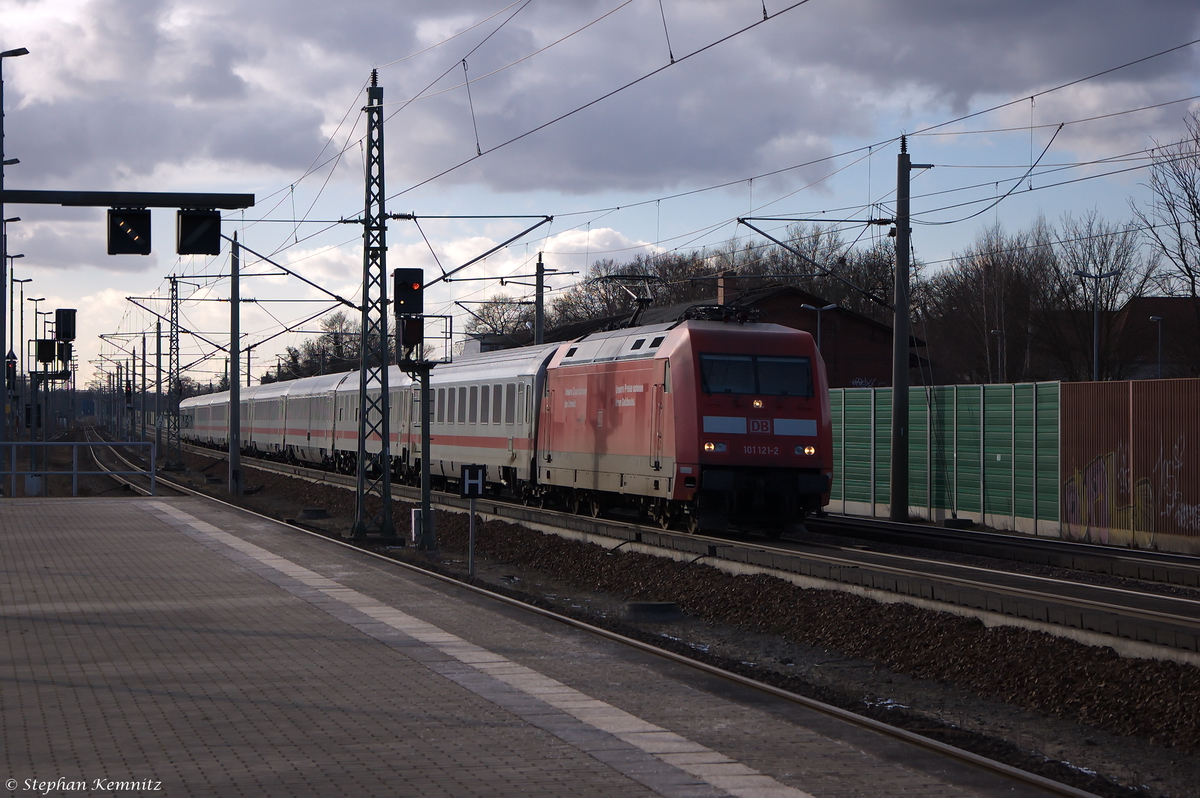 101 121-2 mit dem IC 143 von Amsterdam Centraal nach Berlin Ostbahnhof in Rathenow. 08.02.2015