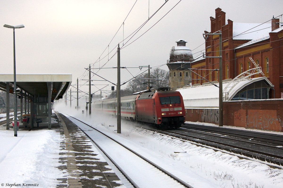101 133-7 mit dem IC 245 von Amsterdam Centraal nach Berlin Ostbahnhof in Rathenow. 29.12.2014